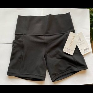 NWT Athleta Salutation Stash Pocket II 5” Short, Black, size Small Petite
